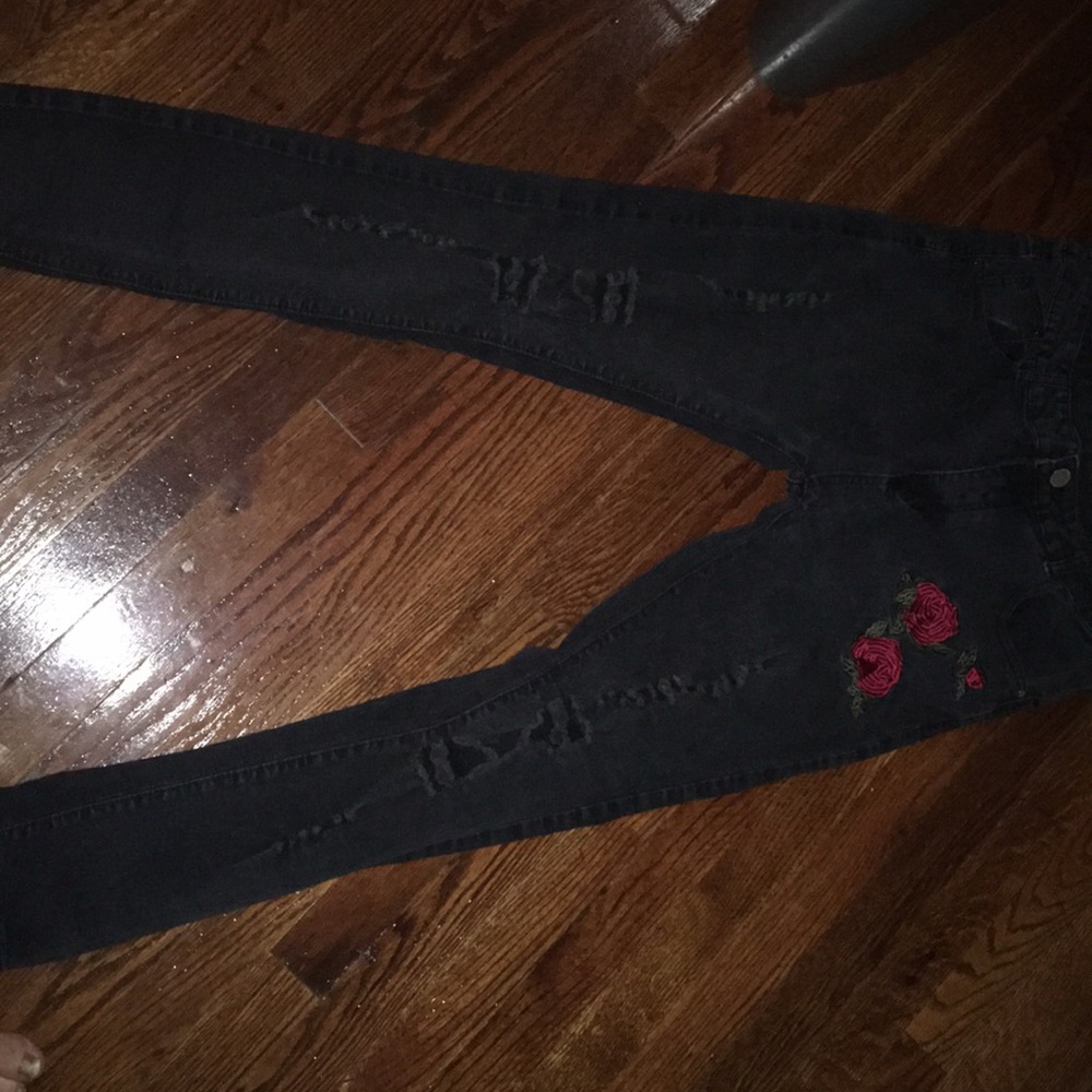 Skinny black jeans with roses